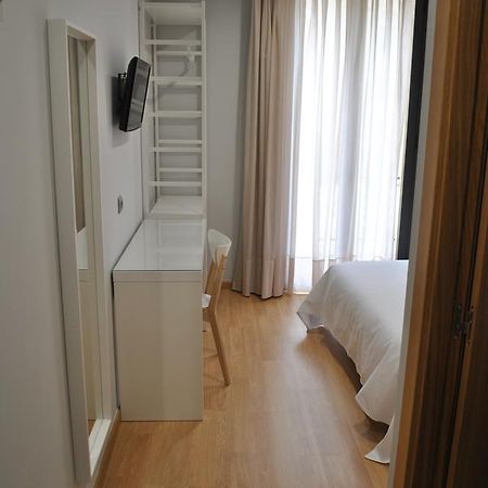 סרברה Hostal Universitat מראה חיצוני תמונה