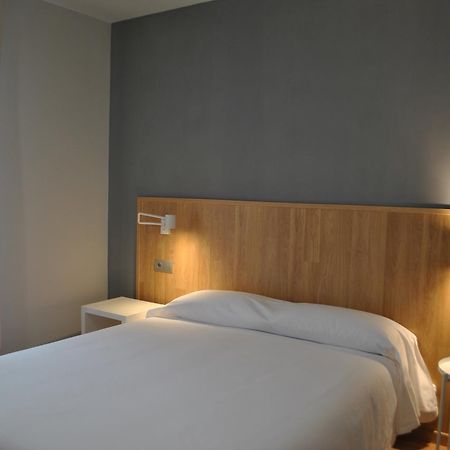 סרברה Hostal Universitat מראה חיצוני תמונה
