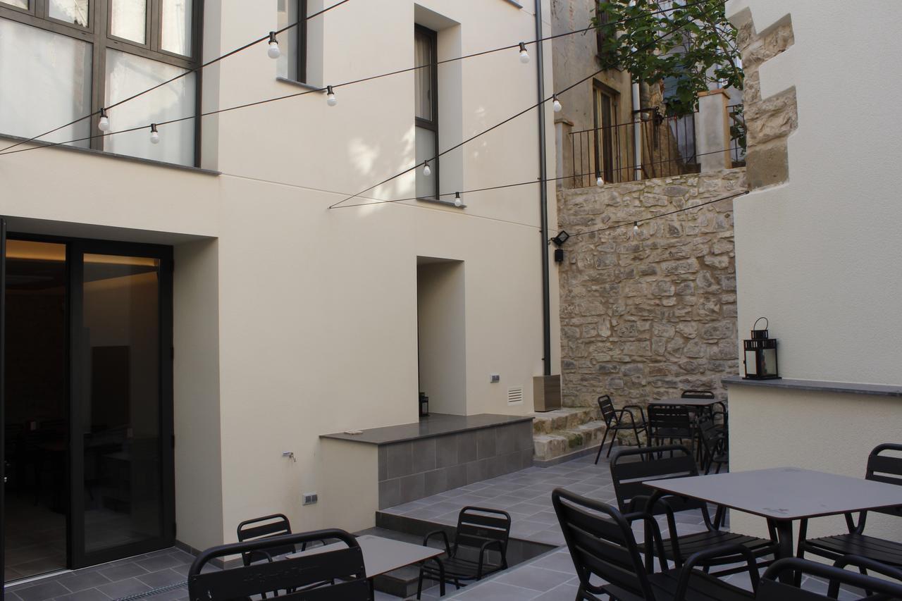 סרברה Hostal Universitat מראה חיצוני תמונה