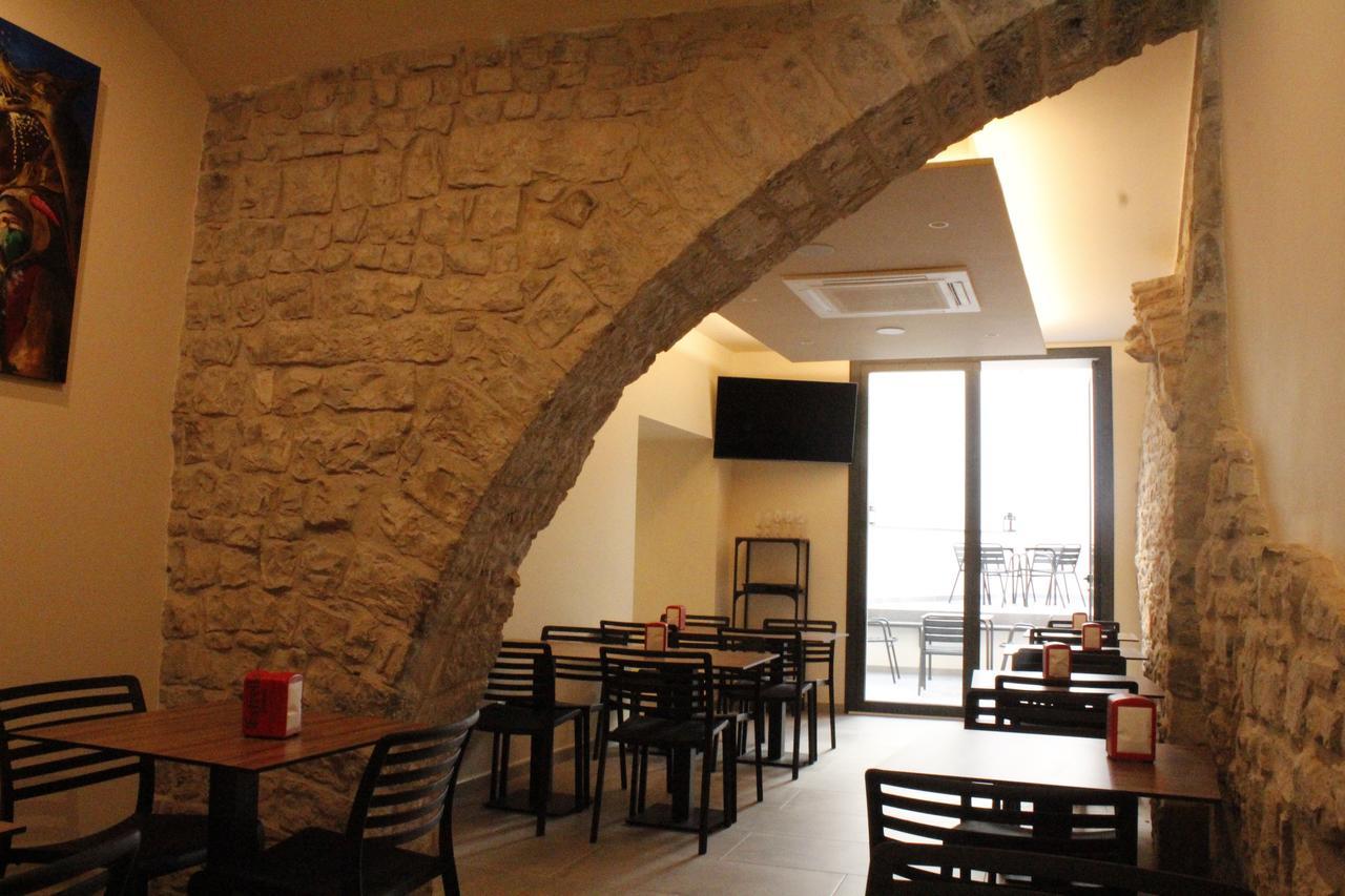 סרברה Hostal Universitat מראה חיצוני תמונה