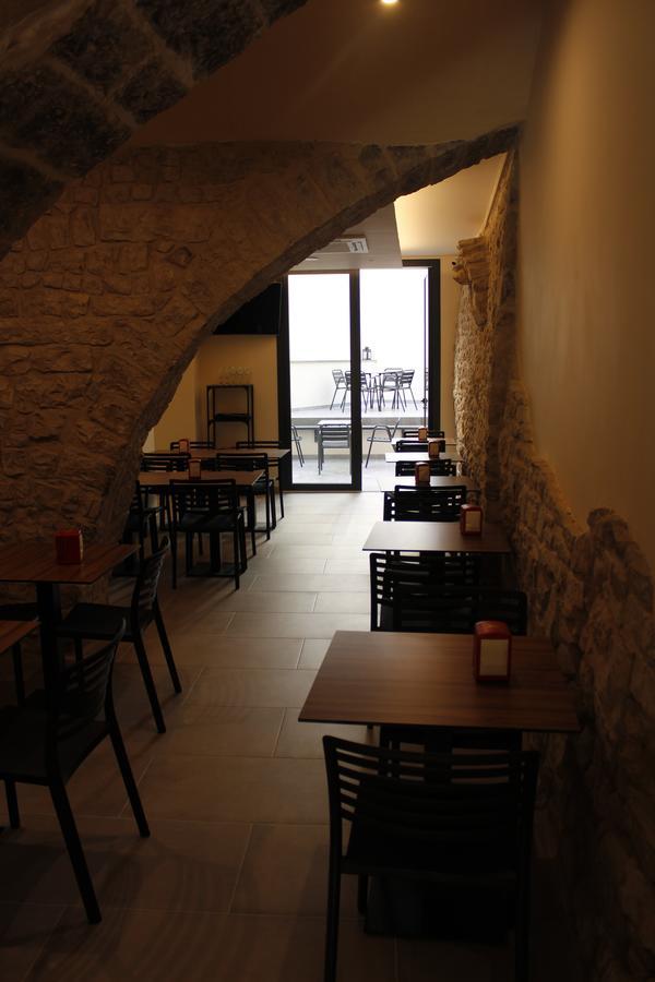 סרברה Hostal Universitat מראה חיצוני תמונה