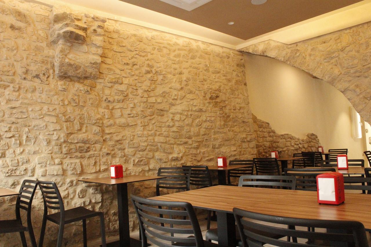 סרברה Hostal Universitat מראה חיצוני תמונה