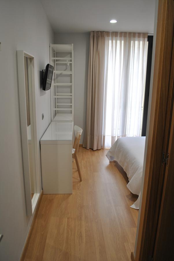 סרברה Hostal Universitat מראה חיצוני תמונה