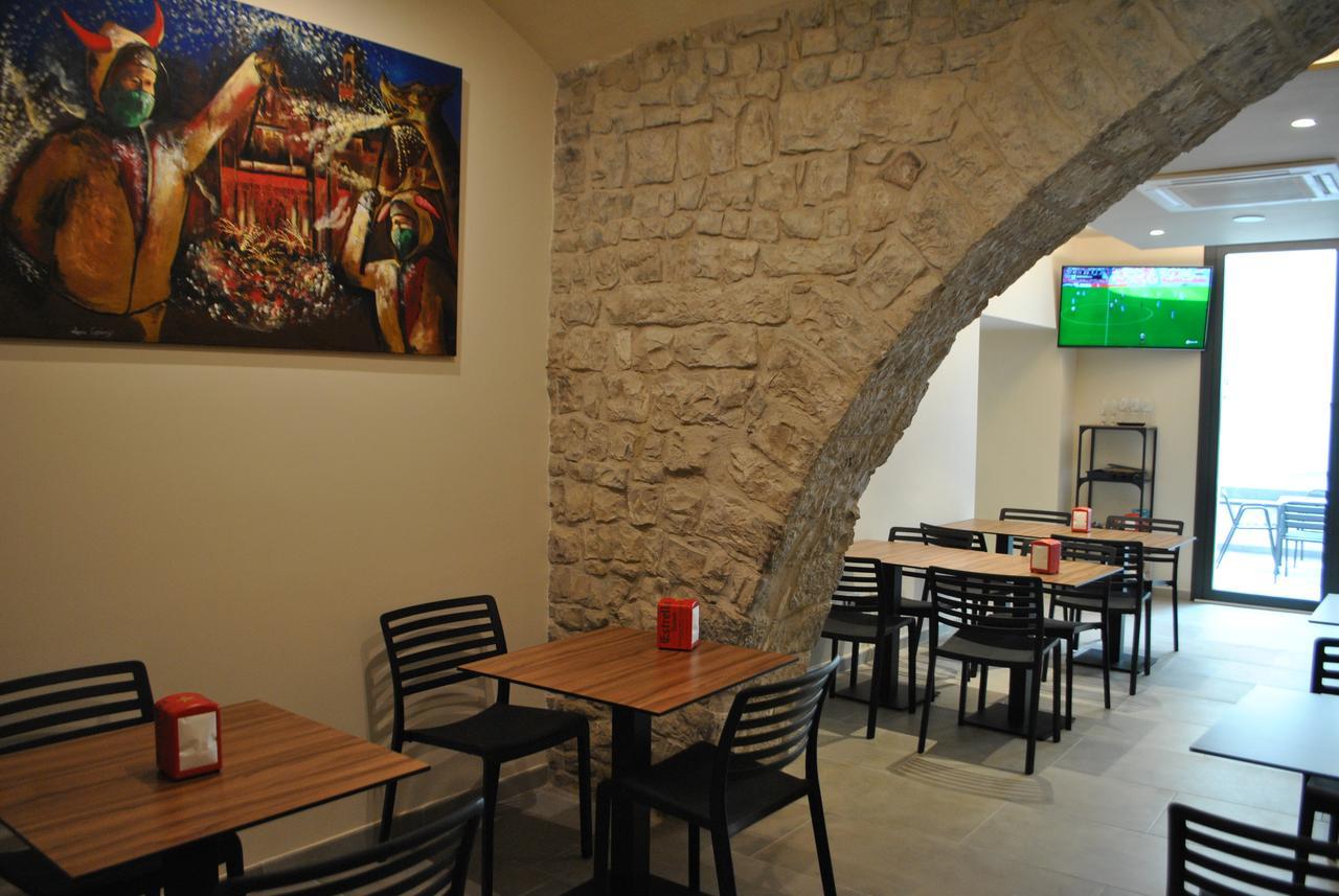 סרברה Hostal Universitat מראה חיצוני תמונה