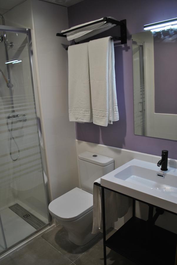 סרברה Hostal Universitat מראה חיצוני תמונה