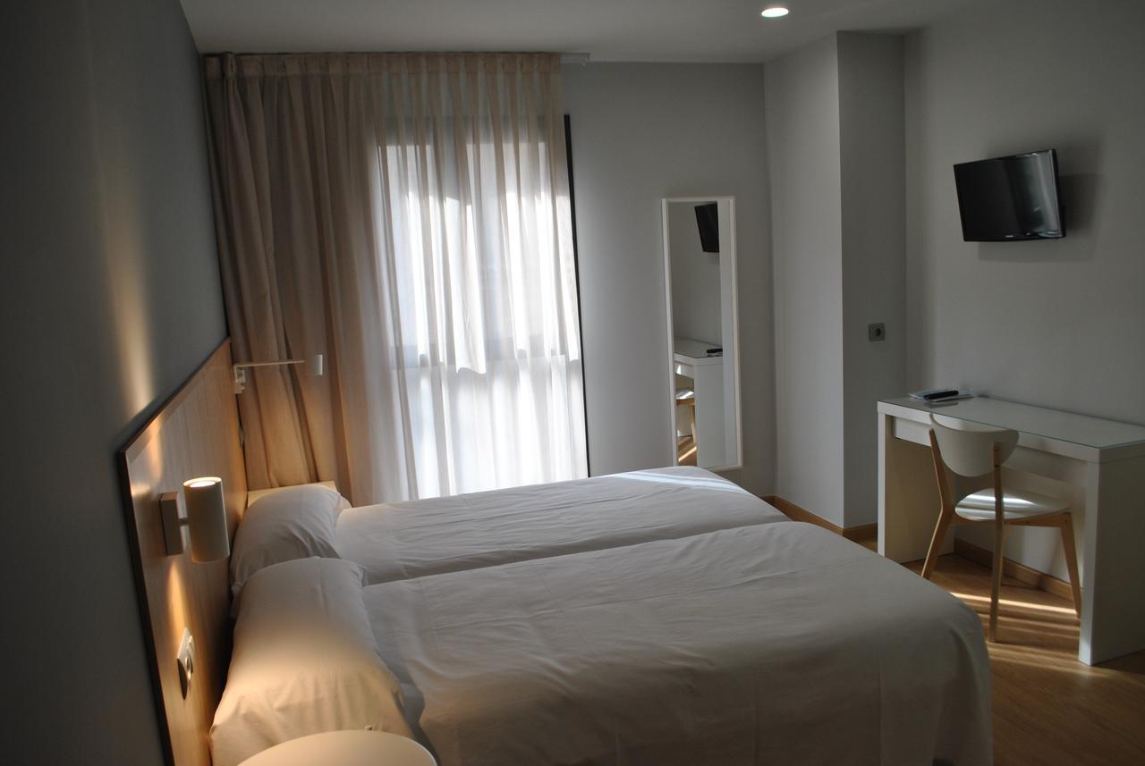 סרברה Hostal Universitat מראה חיצוני תמונה