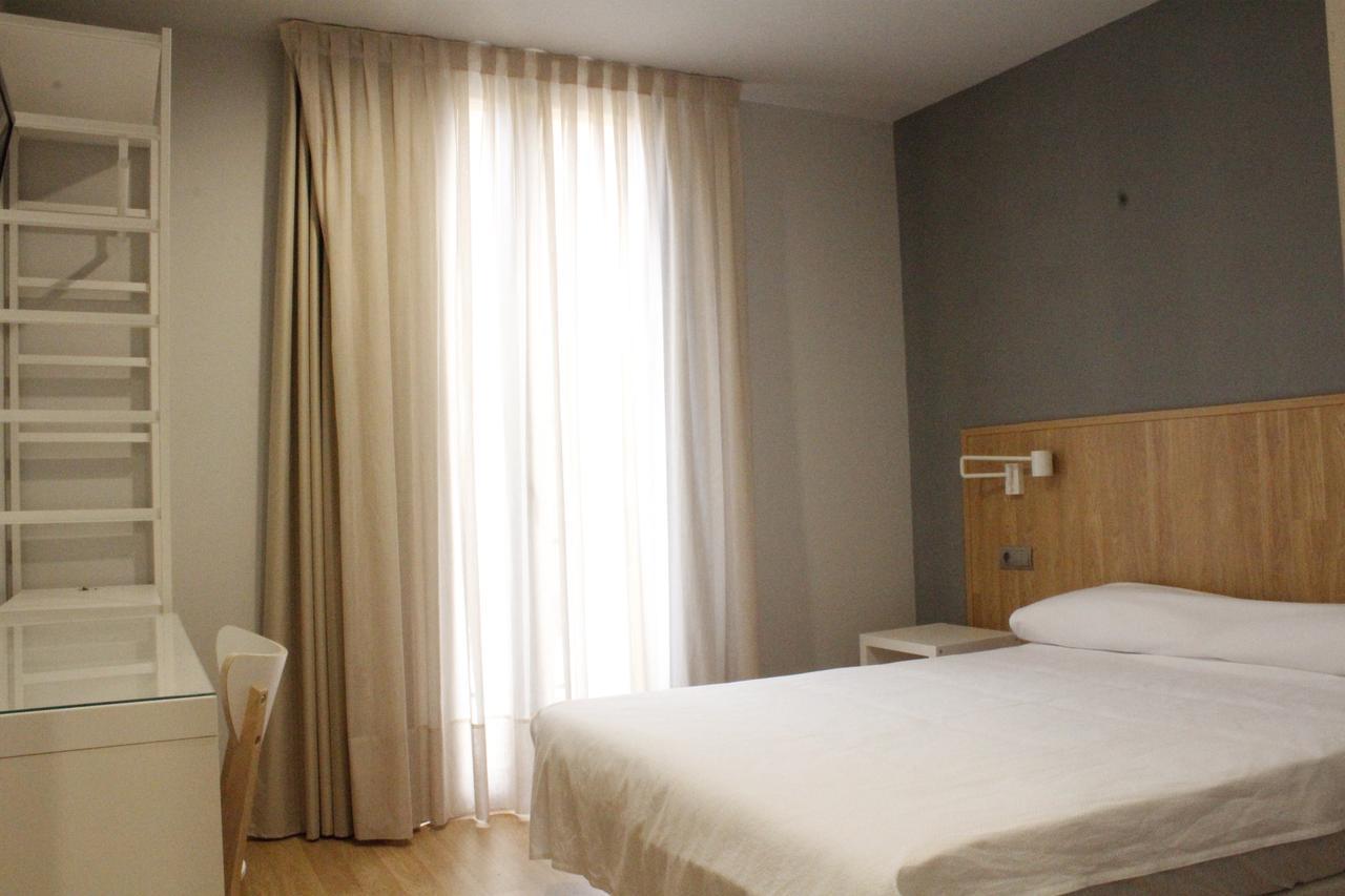 סרברה Hostal Universitat מראה חיצוני תמונה