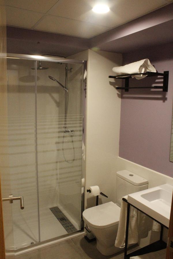 סרברה Hostal Universitat מראה חיצוני תמונה