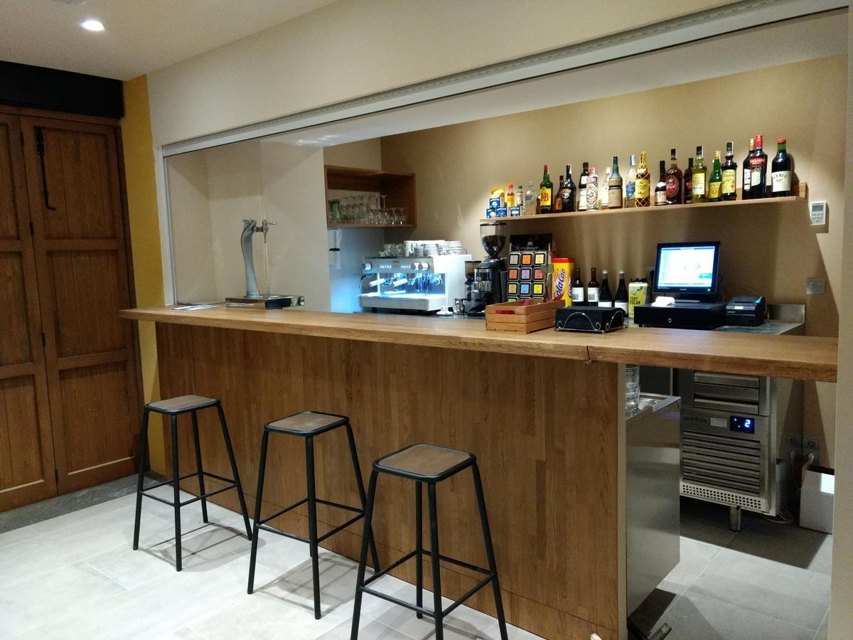 סרברה Hostal Universitat מראה חיצוני תמונה
